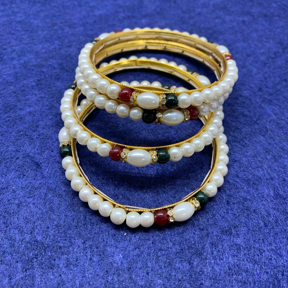This is a set of 4 faux pearl beaded bangles. They measure between a 6.75”-7”.